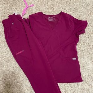 Magenta figs medium casma top and medium jogger high waisted bottoms.